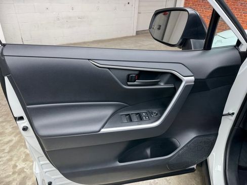 Used 2020 Toyota RAV4 LE image 10