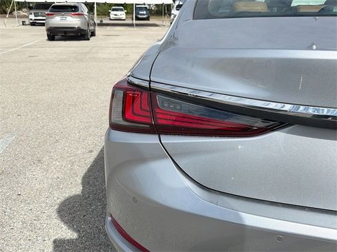 New 2025 Lexus ES 350 w/ Premium Package image 10