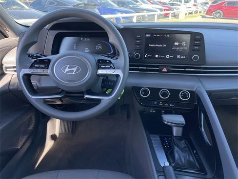 Used 2025 Hyundai Elantra SE image 10