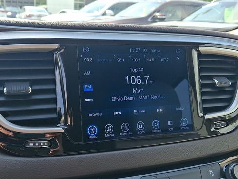 Used 2017 Chrysler Pacifica Touring-L w/ Tire & Wheel Group FWD image 15