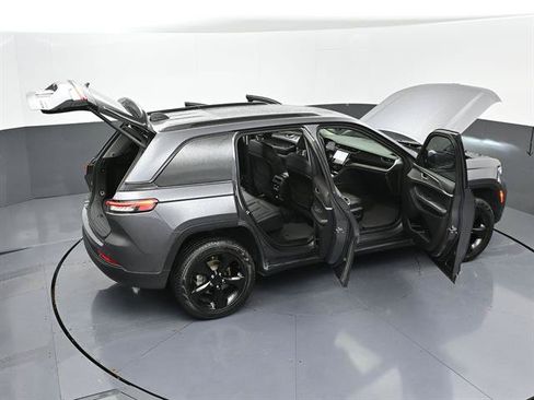 Used 2024 Jeep Grand Cherokee Limited w/ Black Appearance Package AWD/4WD image 49
