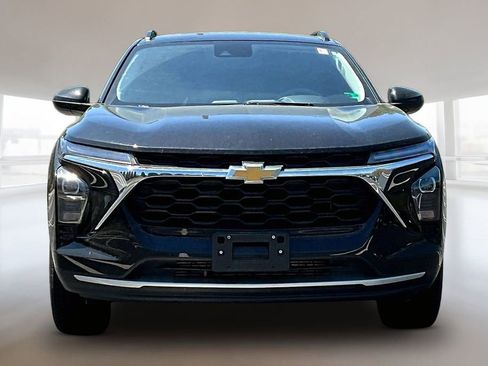 Used 2025 Chevrolet Trax LT FWD image 2