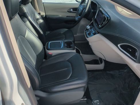 Used 2023 Chrysler Pacifica Touring-L image 21