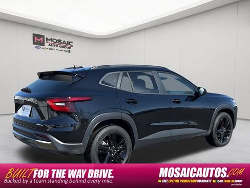 Used 2025 Chevrolet Trax ACTIV w/ Sunroof Package FWD image 3