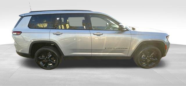 Used 2025 Jeep Grand Cherokee L Altitude AWD/4WD image 9