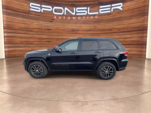 Used 2017 Jeep Grand Cherokee Trailhawk image 2
