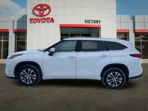 Used 2023 Toyota Highlander XLE image 6