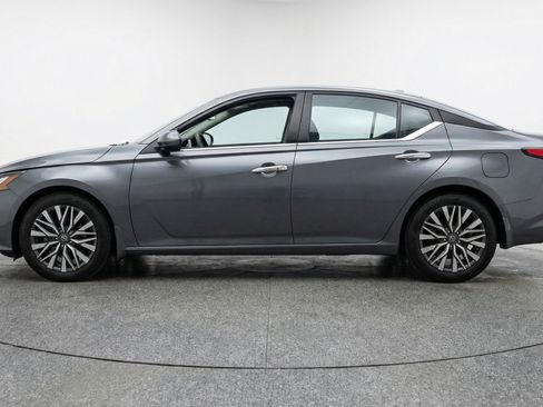 Used 2025 Nissan Altima 2.5 SV FWD image 5