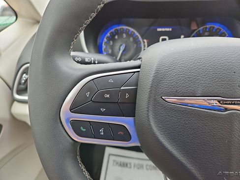 Used 2024 Chrysler Pacifica Touring-L FWD image 13