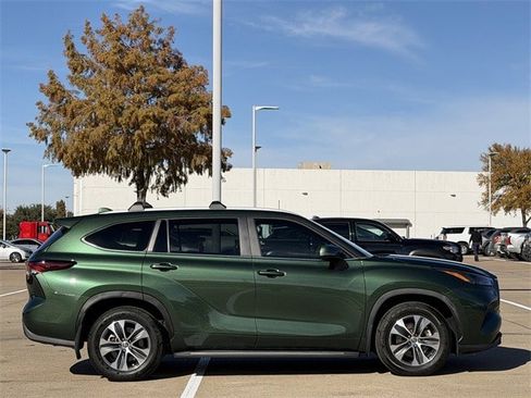 Certified 2024 Toyota Highlander XLE image 3