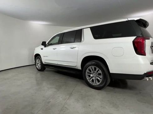 Used 2023 GMC Yukon XL Denali AWD/4WD image 5