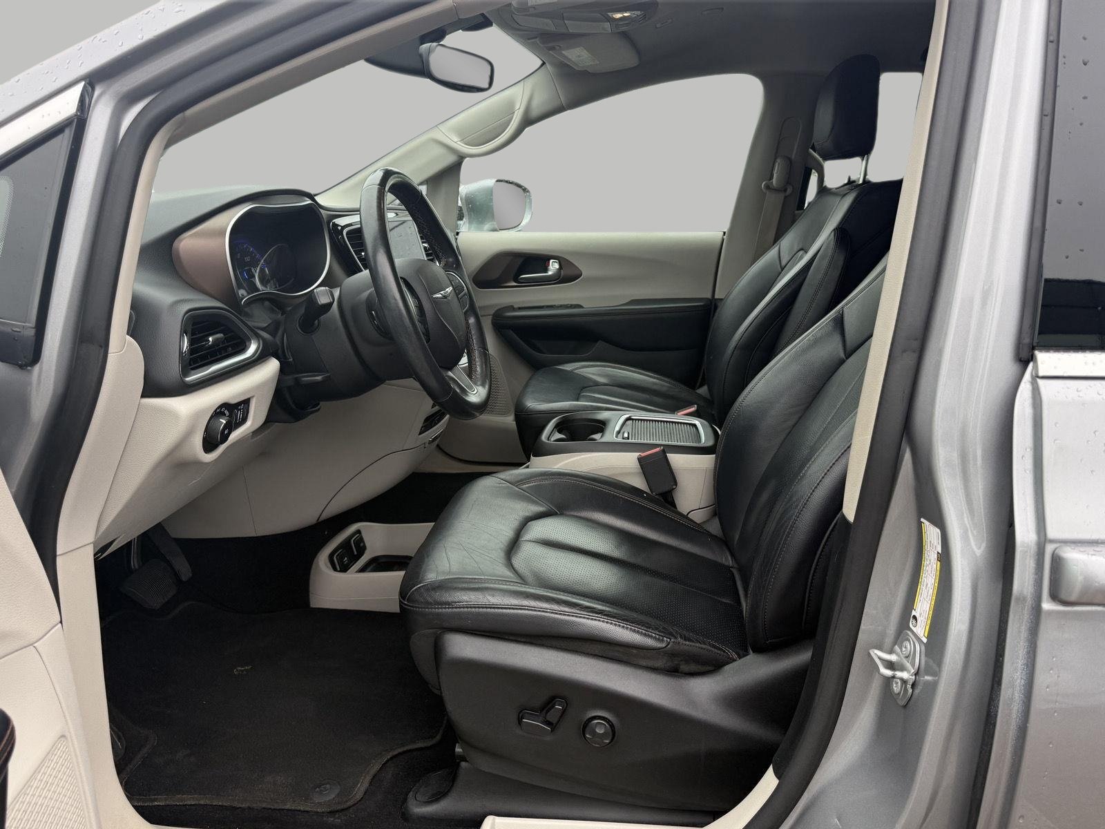 Used 2018 Chrysler Pacifica Touring-L Plus FWD image 21