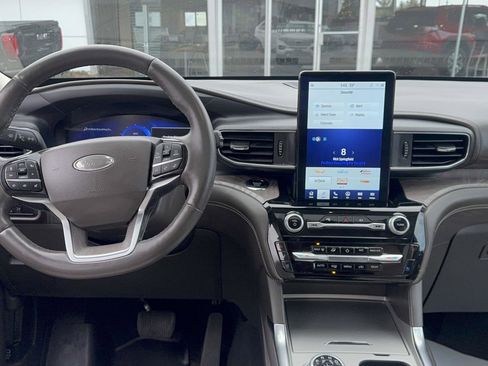 Used 2023 Ford Explorer Platinum w/ Technology Package image 13