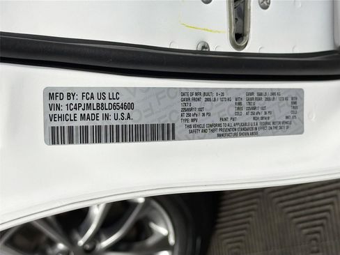 Used 2020 Jeep Cherokee Latitude Plus w/ Cold Weather Group AWD/4WD image 39