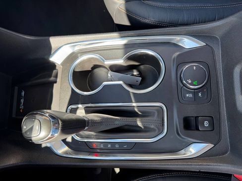 Used 2019 Chevrolet Traverse Premier w/ Driver Confidence II Package FWD image 29