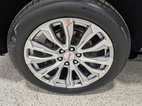 Used 2024 GMC Yukon XL Denali image 13