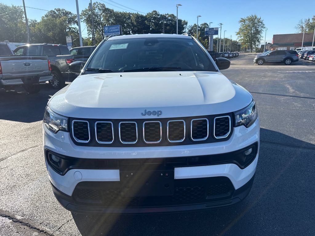 Used 2025 Jeep Compass Latitude AWD/4WD image 3