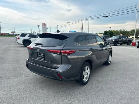 Used 2022 Toyota Highlander LE AWD/4WD image 7