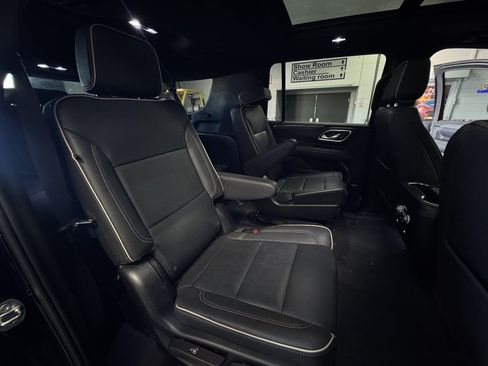 Used 2023 GMC Yukon XL SLT AWD/4WD image 16