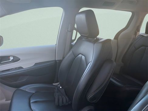 Used 2023 Chrysler Pacifica Touring-L image 6