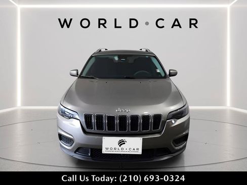 Used 2021 Jeep Cherokee Latitude FWD image 2