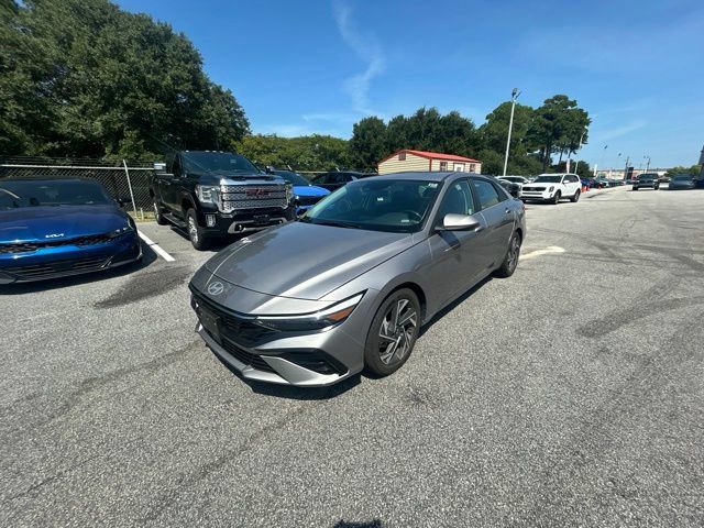 Used 2025 Hyundai Elantra SEL FWD image 3