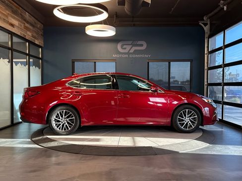Used 2017 Lexus ES 350 w/ Luxury Package FWD image 2