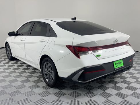 Used 2024 Hyundai Elantra SEL image 3