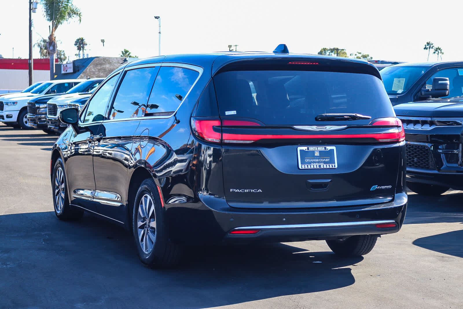 Used 2023 Chrysler Pacifica Limited FWD image 6