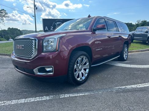 Used 2017 GMC Yukon XL SLT AWD/4WD image 1