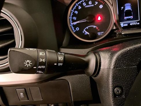 Used 2021 Toyota Tacoma SR5 AWD/4WD image 30