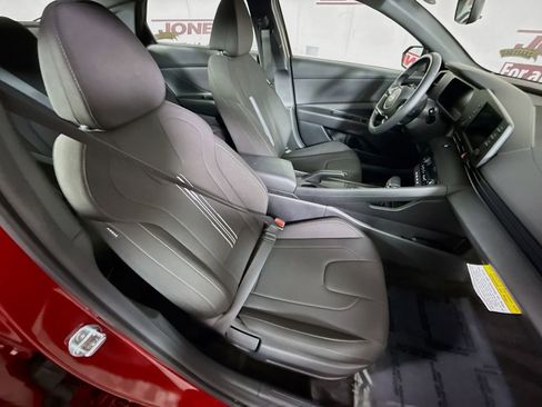 Certified 2025 Hyundai Elantra Sport image 29