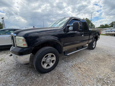 Used 2005 Ford F250 Lariat AWD/4WD image 2