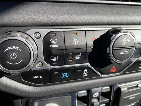 Certified 2024 Jeep Wrangler Sahara w/ Technology Group image 19