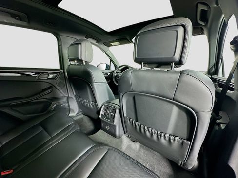Certified 2025 Porsche Macan AWD/4WD image 30