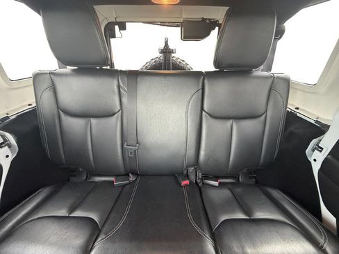 Used 2017 Jeep Wrangler Unlimited Rubicon AWD/4WD image 13