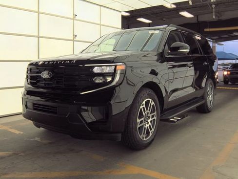 Used 2025 Ford Expedition Active image 2