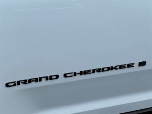Used 2024 Jeep Grand Cherokee L Laredo image 7