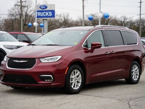 Used 2021 Chrysler Pacifica Touring-L image 3