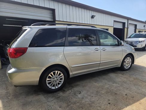 Used 2010 Toyota Sienna XLE Limited FWD image 6