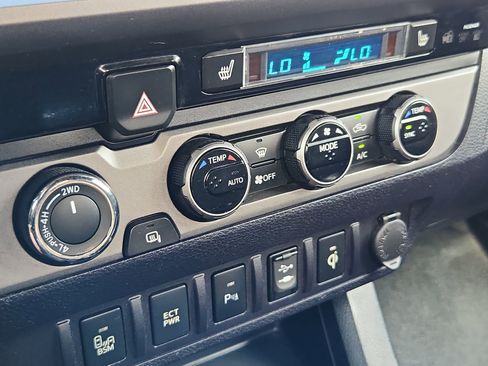 Used 2016 Toyota Tacoma TRD Off-Road w/ Premium & Technology Package image 22