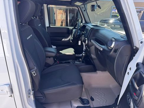 Used 2017 Jeep Wrangler Unlimited Rubicon w/ Connectivity Group AWD/4WD image 15