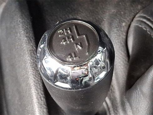 Used 2018 Jeep Wrangler Unlimited Sahara w/ Connectivity Group image 14