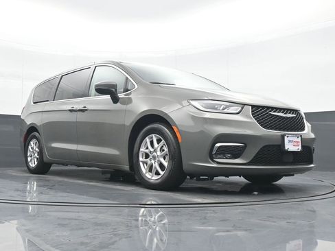 Used 2023 Chrysler Pacifica Touring-L image 24