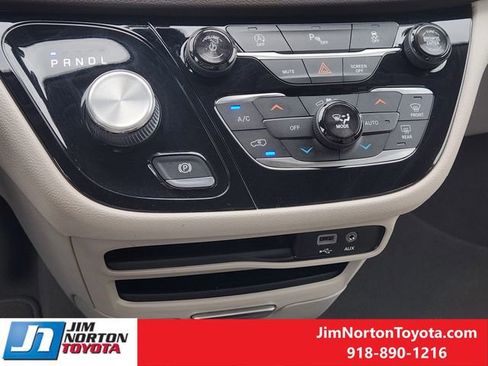 Used 2018 Chrysler Pacifica Touring-L FWD image 18