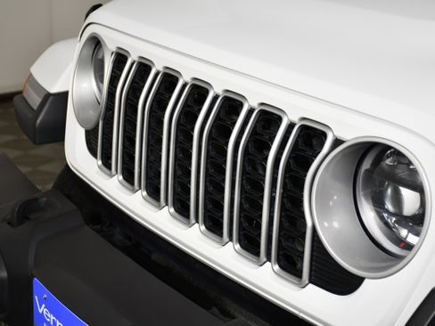 Used 2025 Jeep Wrangler Unlimited Sahara AWD/4WD image 11