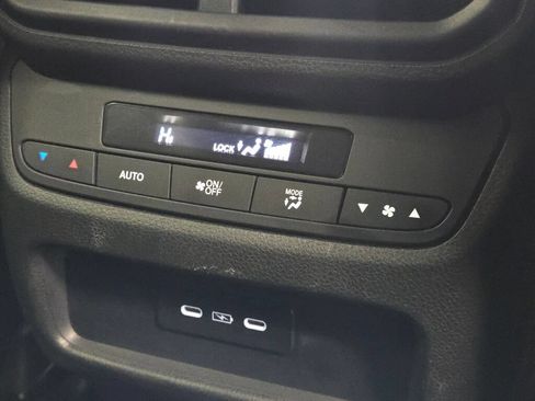 Used 2025 Honda Pilot Touring image 11