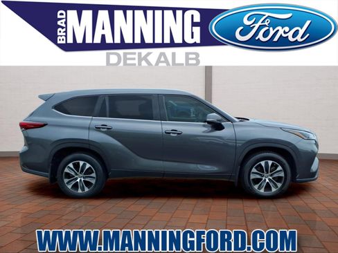 Used 2022 Toyota Highlander XLE AWD/4WD image 1