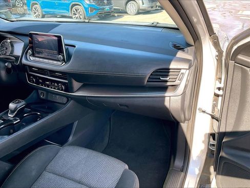 Used 2024 Nissan Rogue SV image 12