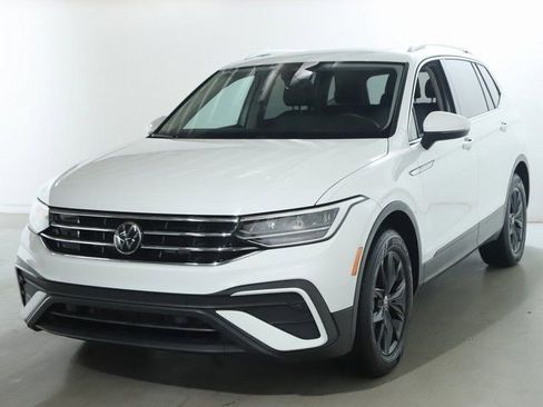 Used 2024 Volkswagen Tiguan SE FWD image 1